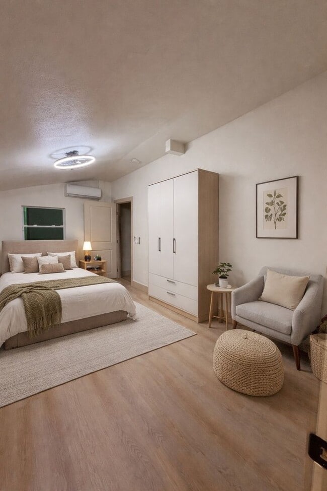 Building Photo - 1204 E Hamilton Ave