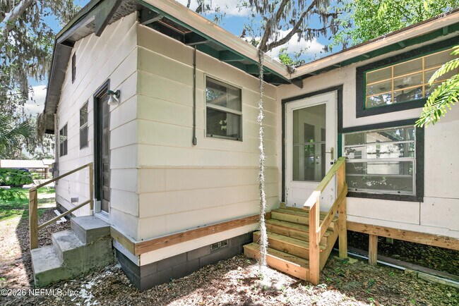 Building Photo - 417 Pine Ave