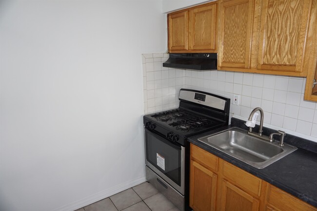 Building Photo - 327 41st St