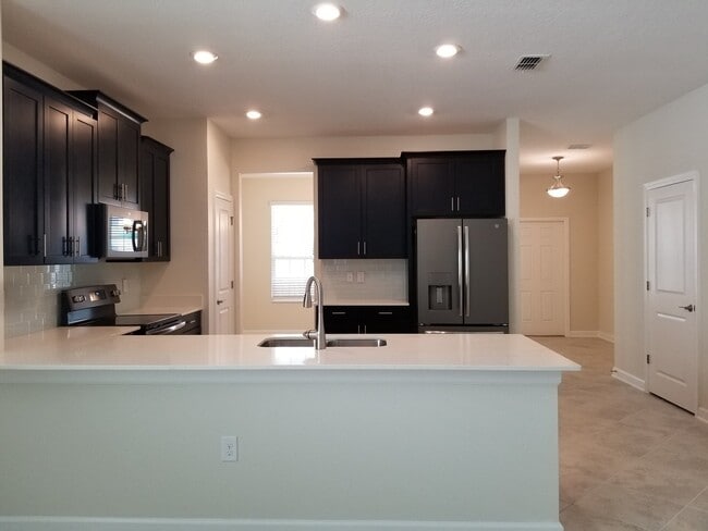 Building Photo - Spacious Oaks at Moss Park Home!