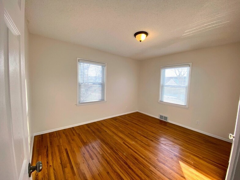 Bedroom 2 - Hardwood floors, dual windows, and plenty of natural light - 710 Sheridan Avenue North