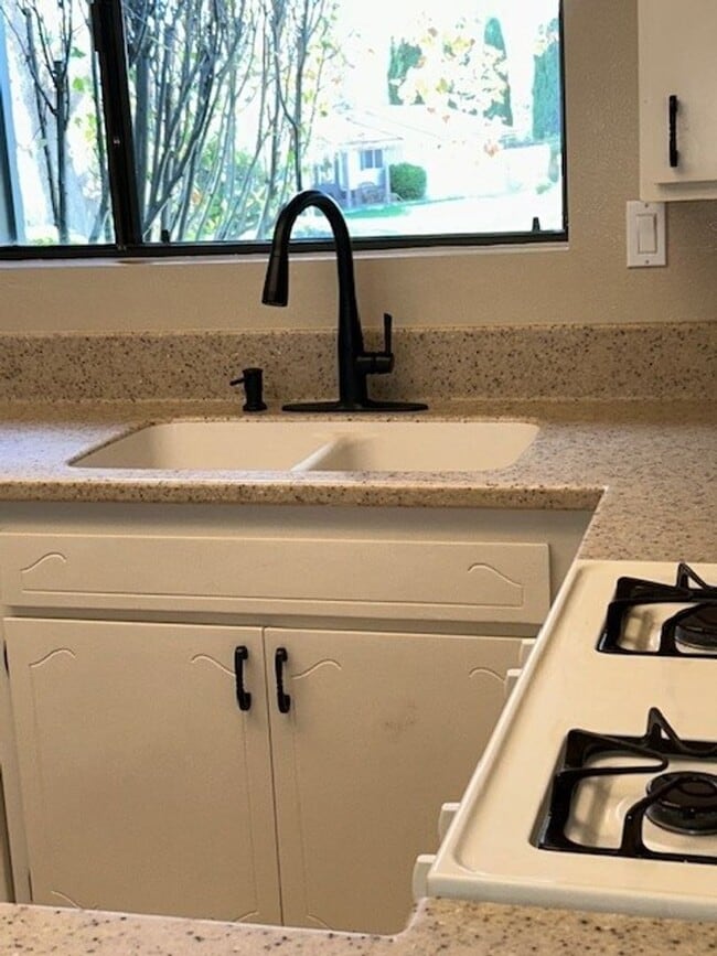 Building Photo - Well-Maintained Home with Great Outdoor Space