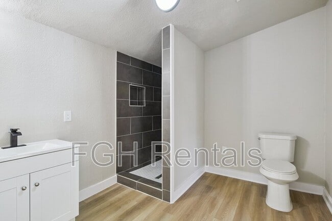 Building Photo - 2332 E Houston St