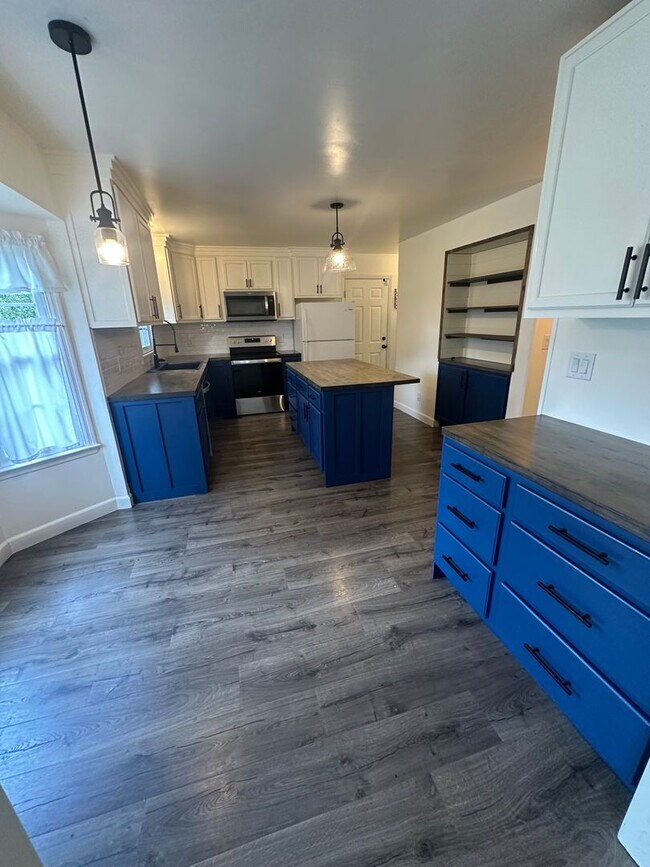Building Photo - Don't miss this beautiful 3-bedroom, 2.5-bath home with a bonus room in the highly sought-after J...
