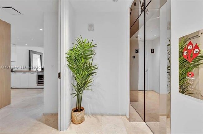 Building Photo - 15701 Collins Ave