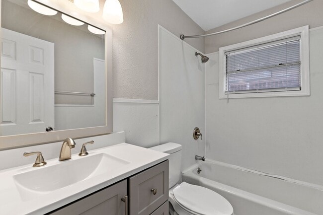 Building Photo - Spacious Duplex for Rent in Sherman, TX La...