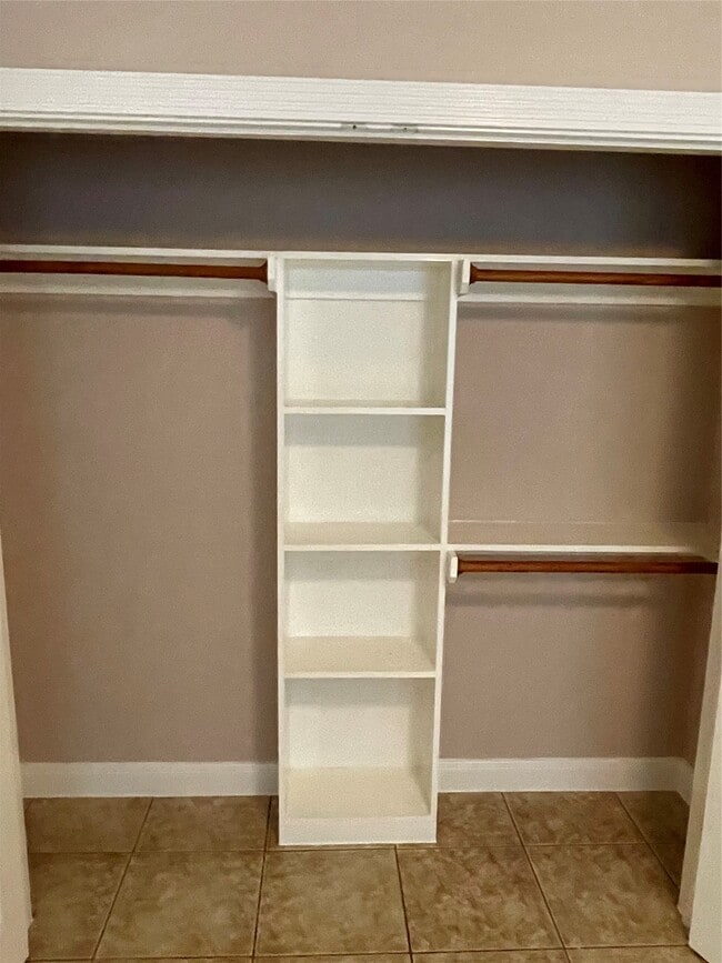 Building Photo - 1018 S Booth Ln