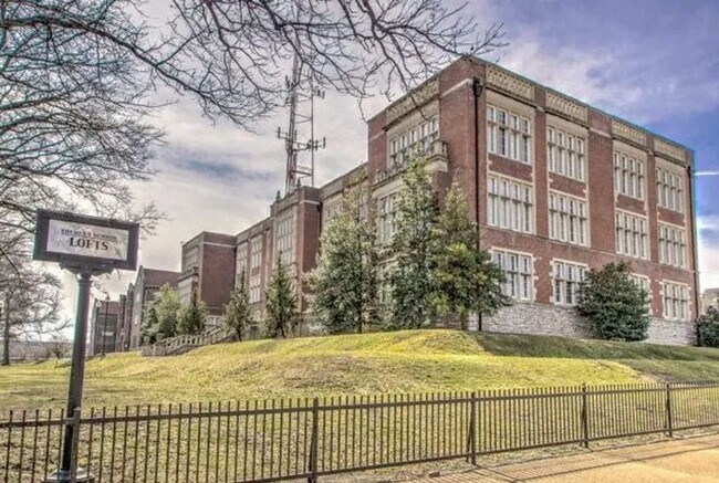 Building Photo - Stunning 2-bed, 1 bath apartment near Card...