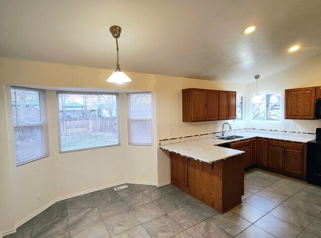 Building Photo - Updated 4 Bd 3 Ba Home in Sandy