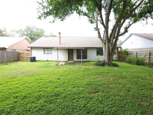Building Photo - 15814 Thistledew Dr
