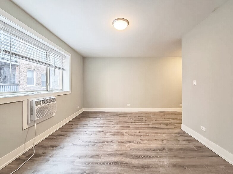 Building Photo - 525 W Surf St