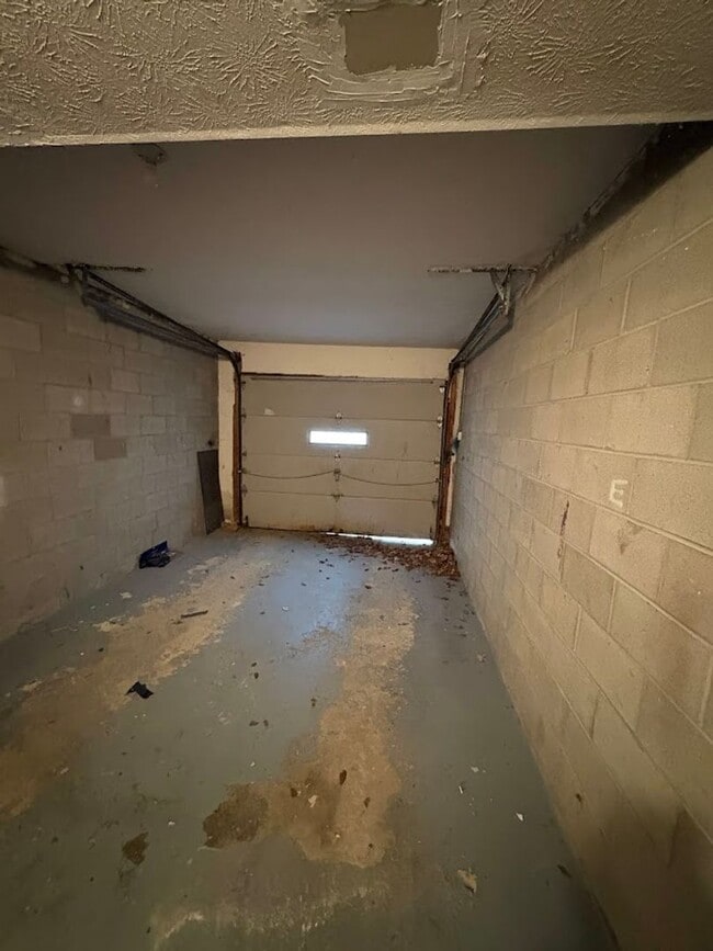 Building Photo - Three bedroom one bathroom townhouse for rent