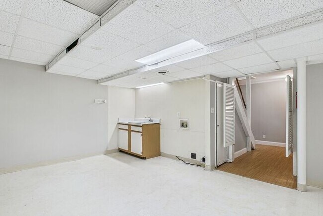 Building Photo - Large Home in Guilford Hills, Hardwood Flo...