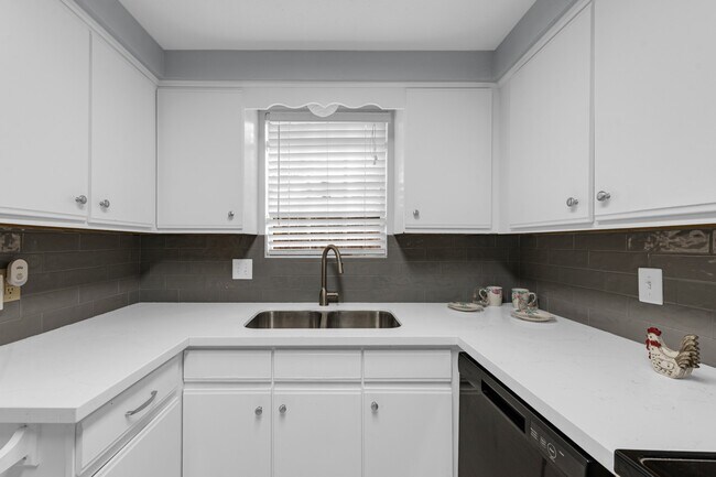 Building Photo - 11710 Southlake Dr