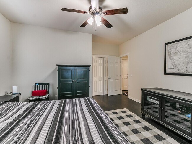 Building Photo - This stunning 4-bedroom, 3.5-bathroom home...