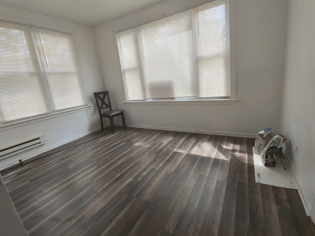Building Photo - 2542 W 64th St