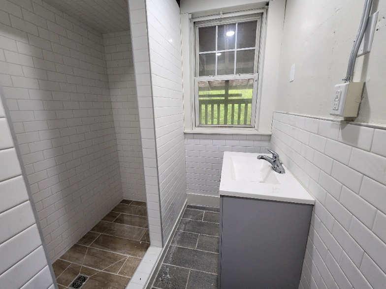 Building Photo - 1401 US-2