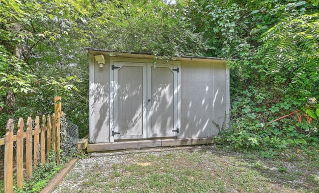 Building Photo - 4 bedroom 2 bath home! Tree Streets