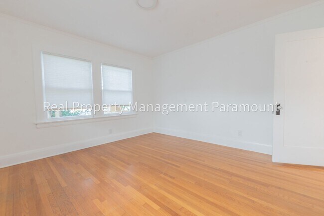 Building Photo - 1929 N Berendo St