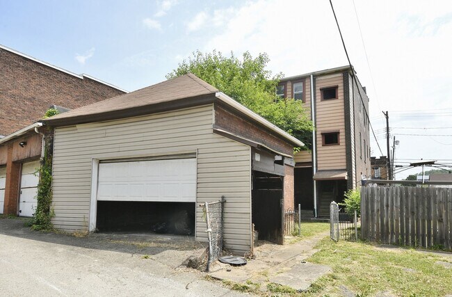 Building Photo - 511 Main St