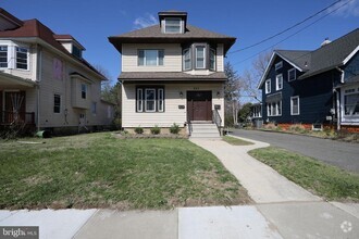 Building Photo - 231 E Knight Ave