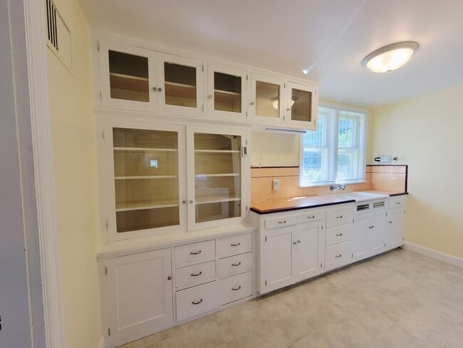 Building Photo - 3-Bedroom Home in Juneau’s Desirable Downt...