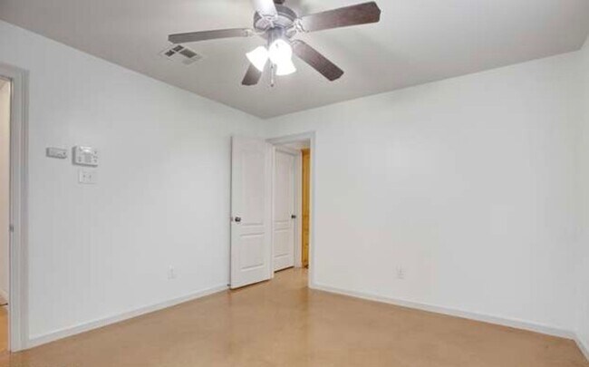 Building Photo - One Bedroom Studio Utilities included