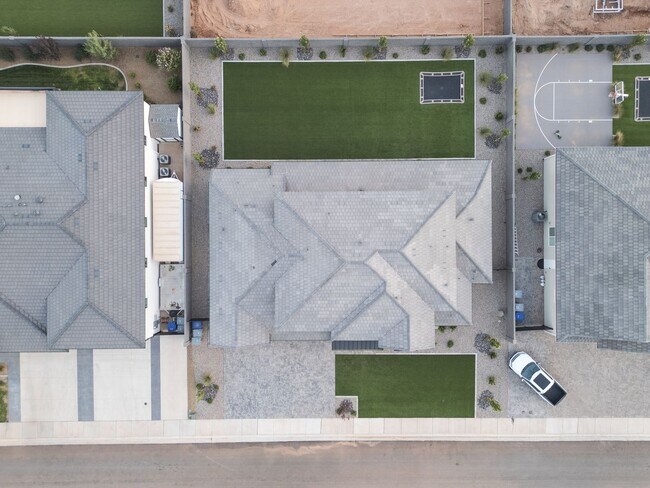 Building Photo - 6 bed / 4 bath / 3 car garage custom home in Pecan Valley