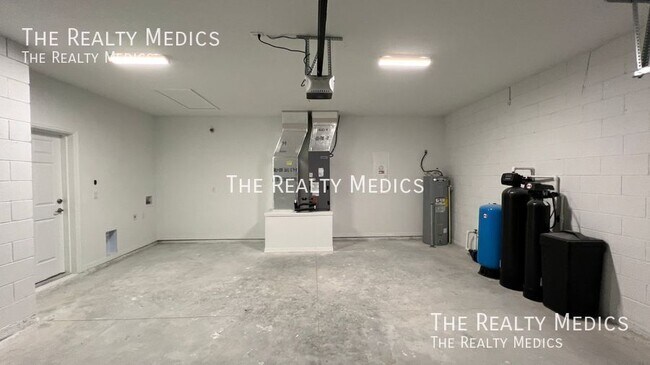 Building Photo - 850 Peyton Ave