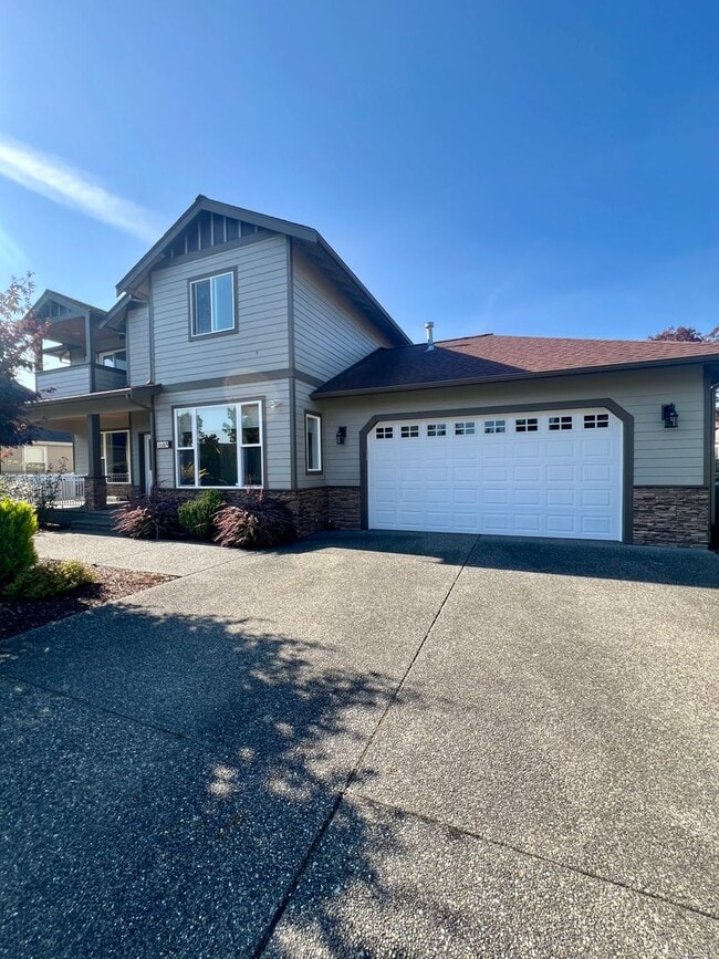 Building Photo - Beautiful 3 Bedroom in Private Community!