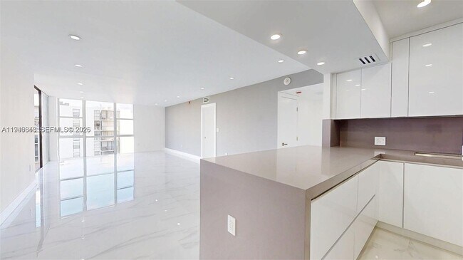 Building Photo - 3625 N Country Club Dr