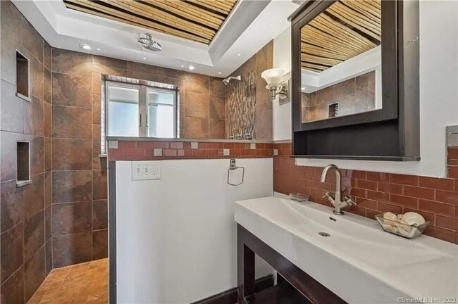 Building Photo - 35 Caldwell Ave Ave