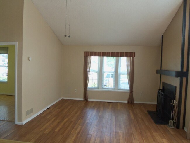 Building Photo - Great Littleton Location! 2 bedroom, 1 bat...