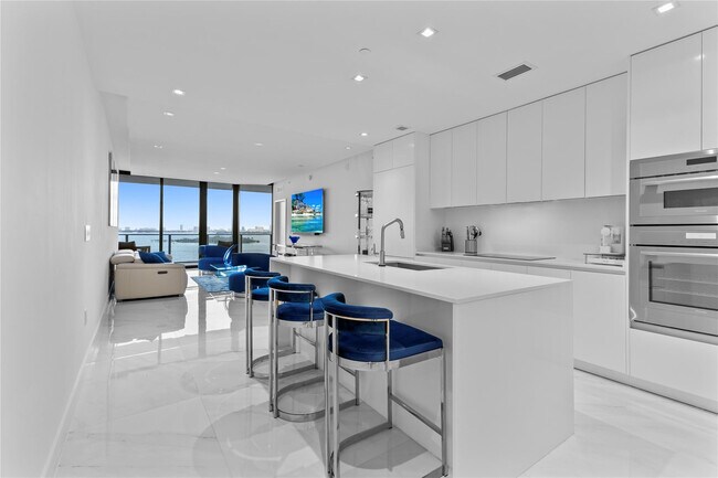 Building Photo - 700 NE 24th St