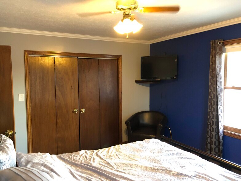 Building Photo - 8 Raymond St