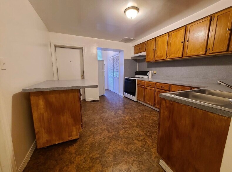 Building Photo - 1235 N Artesian Ave