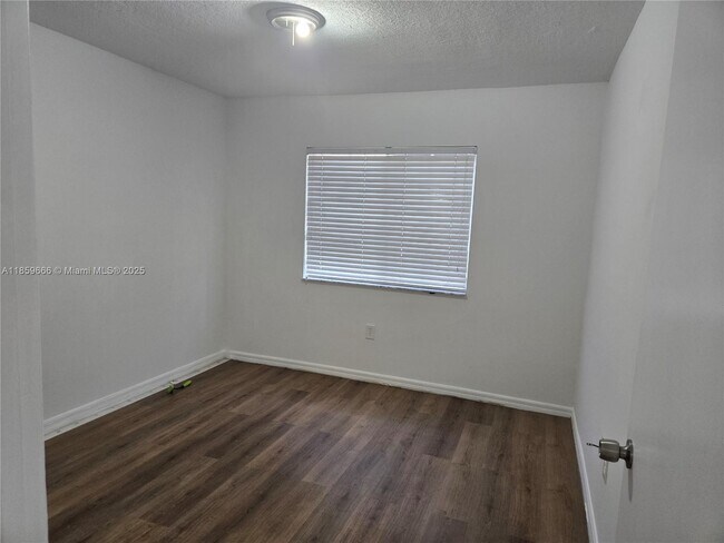 Building Photo - 1320 SE 31st Ct