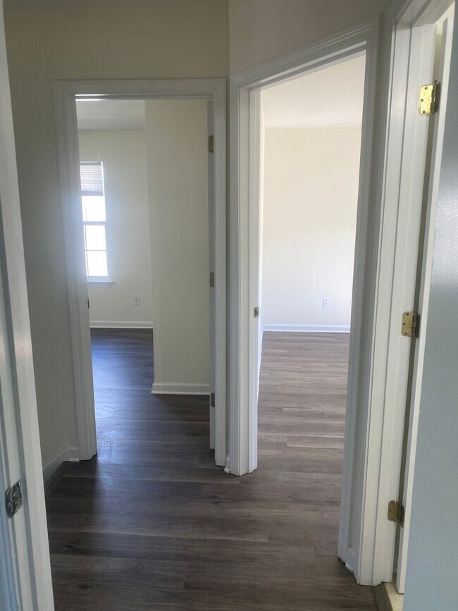 Building Photo - Lovely 3 Bed, 2.5 Bath Home in the golf community of Inverness, just off of River Oaks Drive - co...