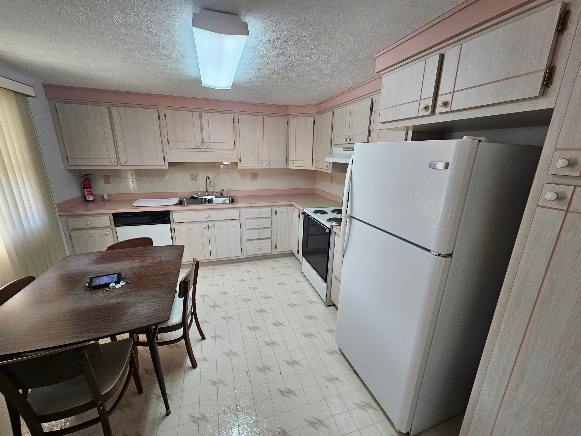 Building Photo - 440 Drummond St