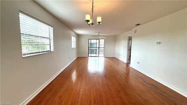 Building Photo - Top-Floor 2/2 Condo in Prime Bonita Locati...