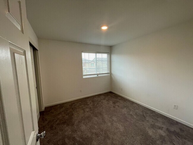 Building Photo - Modern 3 bedroom home in Gated Community