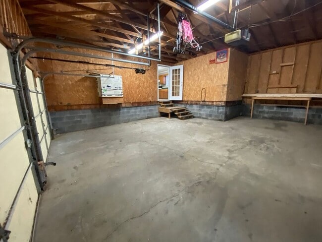 Building Photo - Now accepting applications for a 2 bedroom...