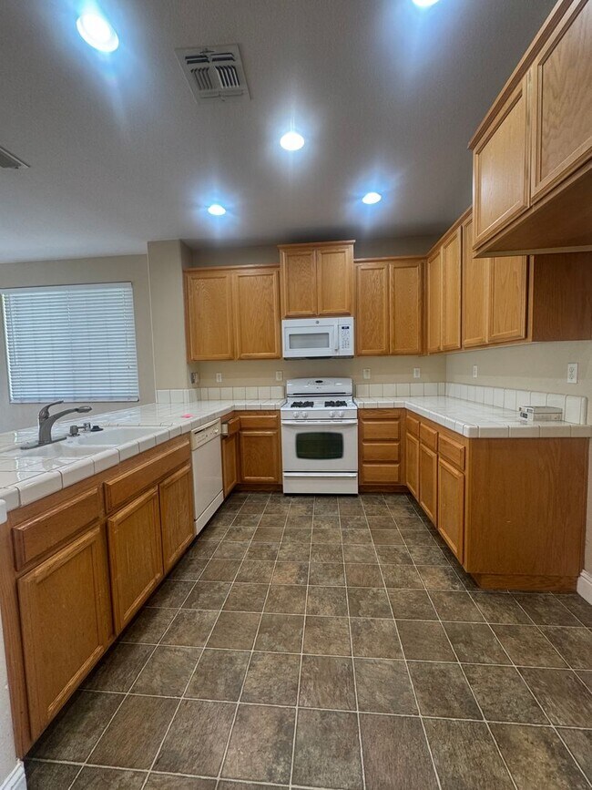 Building Photo - Charming 3 Bedroom, 2 Bathroom Home Elk Grove