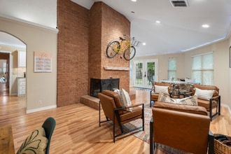 Building Photo - 4719 S Lakewood Ave