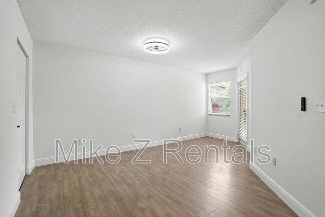 Building Photo - 8880 Colonnades Ct W