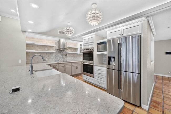 Building Photo - 5305 Greenbriar Dr