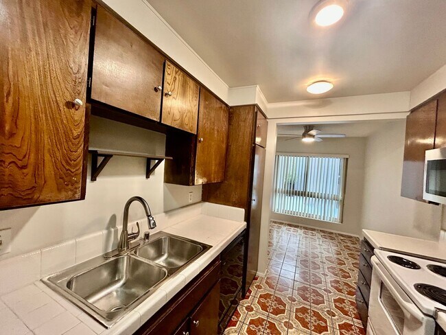 Building Photo - Fox Hills 2 Bd Condo *$500.00 Off First Month's Rent!*