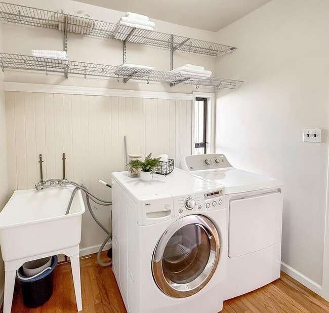 Building Photo - 2104 Carmelita Ave