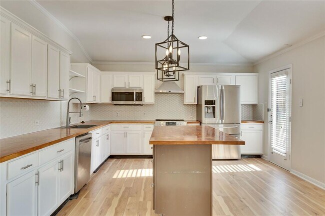Building Photo - 600 Lakemont Dr