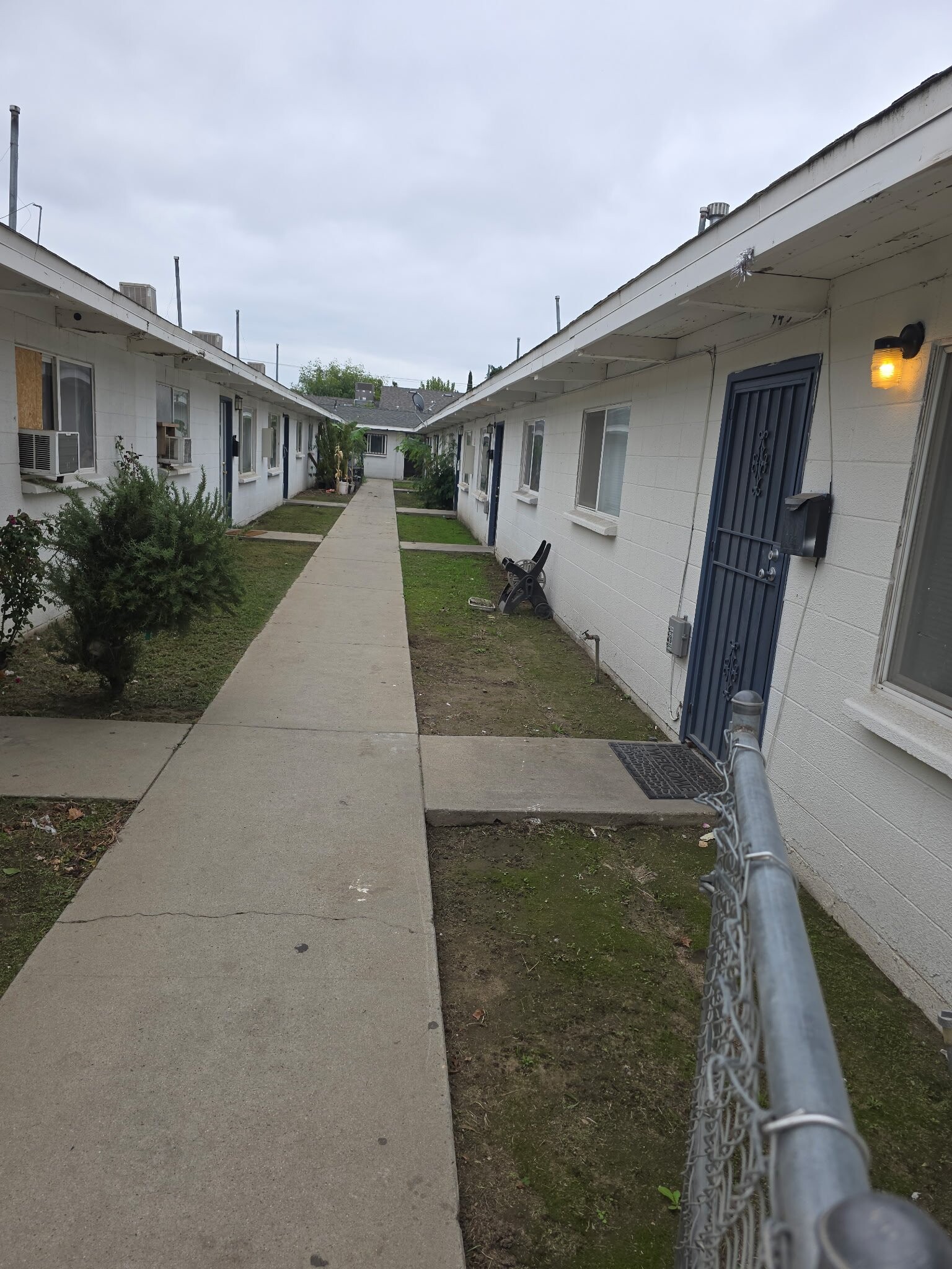 Building Photo - 927 S Thorne Ave